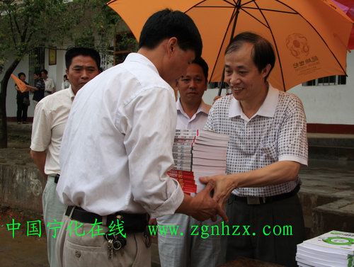 寧化連屋小學96個孩子穿上新校服