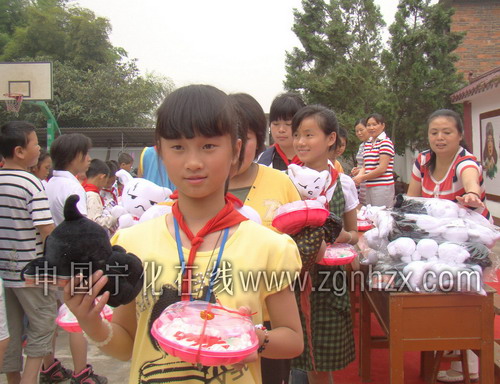 甜甜的蛋糕送給殘障孩子