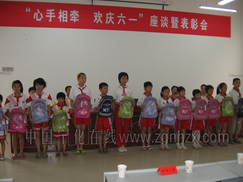 “愛心媽媽”與留守兒童心手相牽