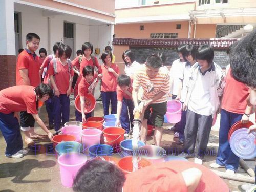 中考考場突然斷水  消防官兵趕來救急