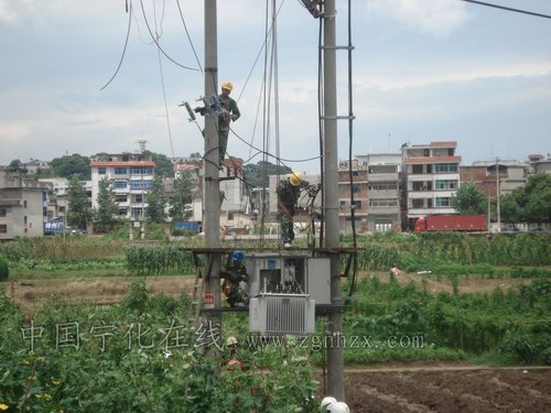 寧化電力工人高溫下忙搶修