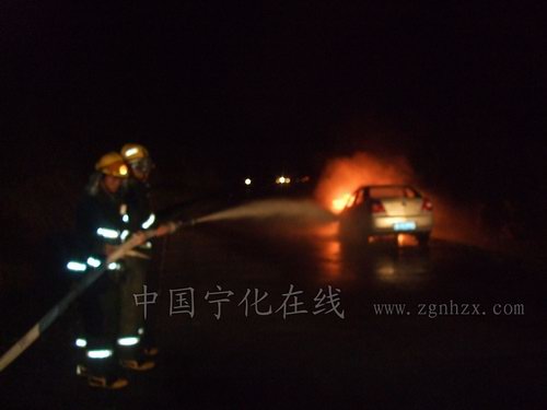 行駛汽車著火 消防官兵撲救脫險