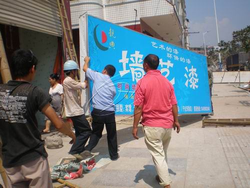 城區(qū)不符合規(guī)劃要求的戶外廣告被強制拆除