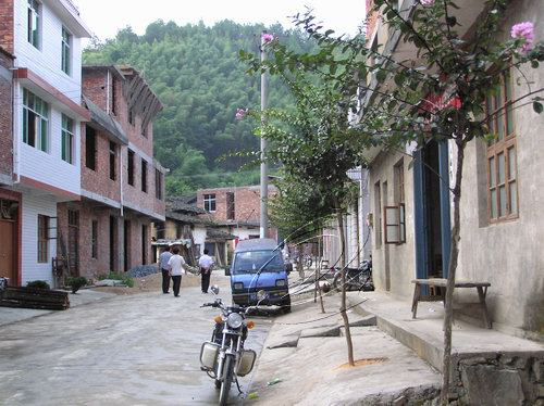 民族風(fēng)采：下坪新村新氣象