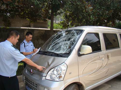 兒子駕車撞人逃逸 　父親勸子投案自首