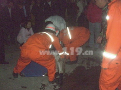 凌晨轎車沖向店鋪 寧化消防成功營救1人