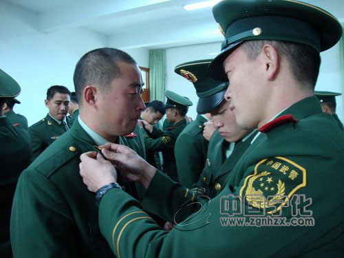 寧化武警中隊(duì)12名武警戰(zhàn)士向警徽告別