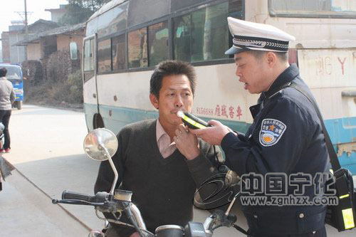 寧化交警深入鄉村治“酒駕”