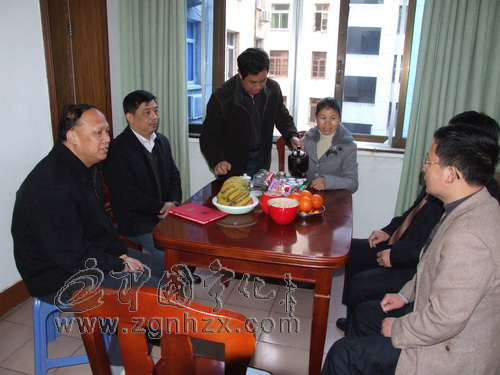 廖金輝慰問榮列中國好人榜的農電工張炎珠