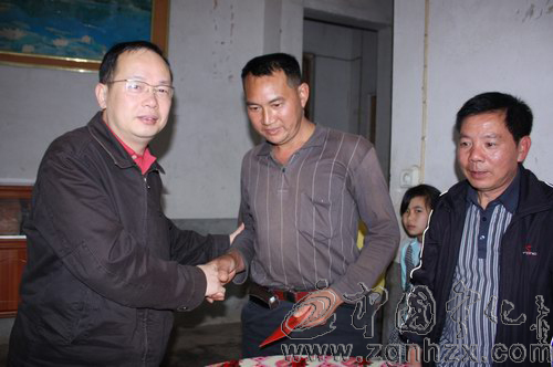 陳忠杰走訪慰問困難群眾