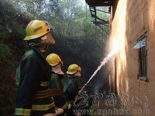 精神病患者放火燒屋　寧化警民救出被困者