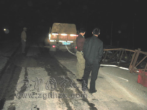 寧化公路分局夜間搶險(xiǎn)保入閩通道暢通
