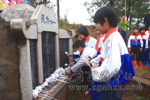 “紅領巾”緬懷紅支書張仁和