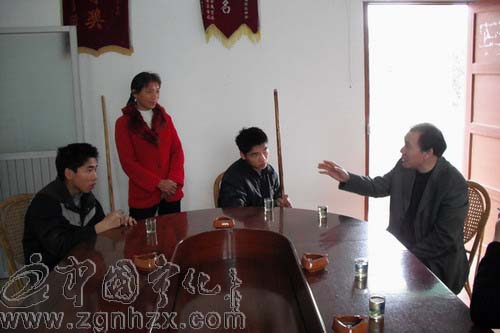 市殘聯(lián)理事長關(guān)心腦癱兄弟成長