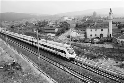 中國企業震驚海外:1夜架百根電線桿 老外2天7根