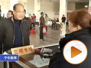 縣領(lǐng)導(dǎo)慰問節(jié)日堅(jiān)守工作崗位的一線干部職工