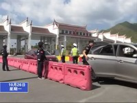 男子攜槍毒駕沖卡 民警逼停嫌疑車輛