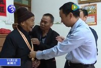 縣領(lǐng)導(dǎo)看望慰問百歲老紅軍并頒發(fā)紀(jì)念章