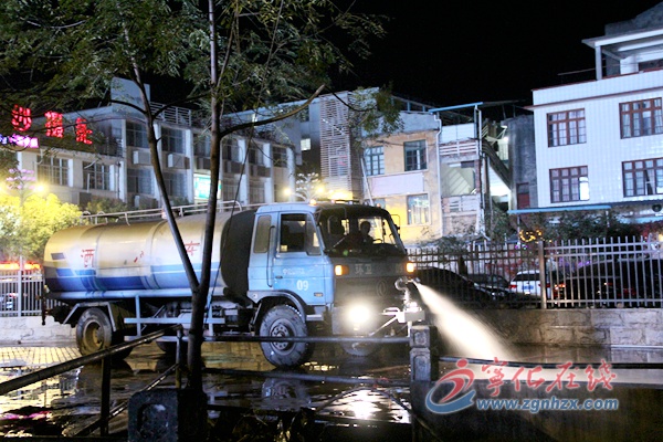 林大茂指導(dǎo)農(nóng)貿(mào)市場創(chuàng)城整治工作