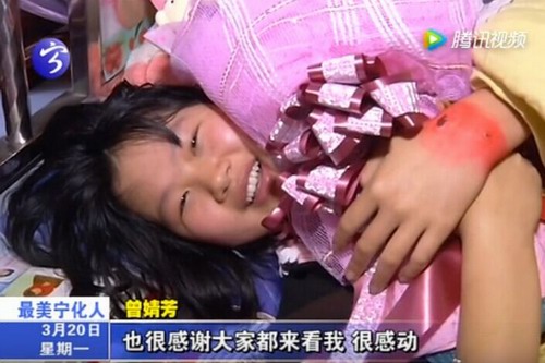 車輪下勇救男童的美麗女孩曾婧芳