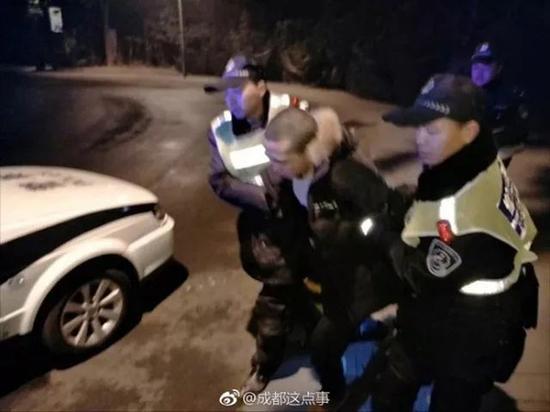 一盜竊嫌疑人在四川成都某小區內被警方和保安抓獲。圖片來自網絡