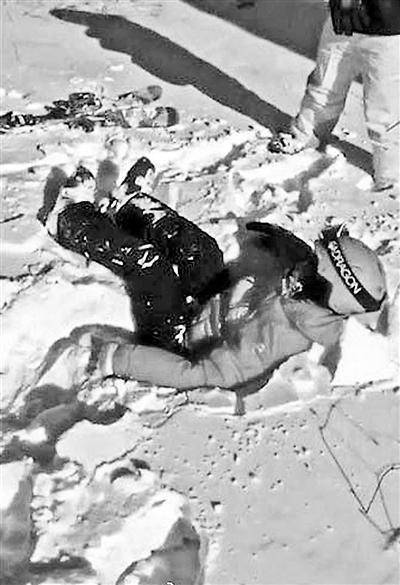  孩子墜落在造雪區，因雪質松軟沒受傷