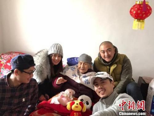 資料圖：《二十二》導(dǎo)演郭柯一行人探望老人（中）。 受訪者供圖