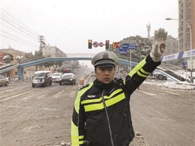  還沒(méi)出院就上崗的交警于祥。