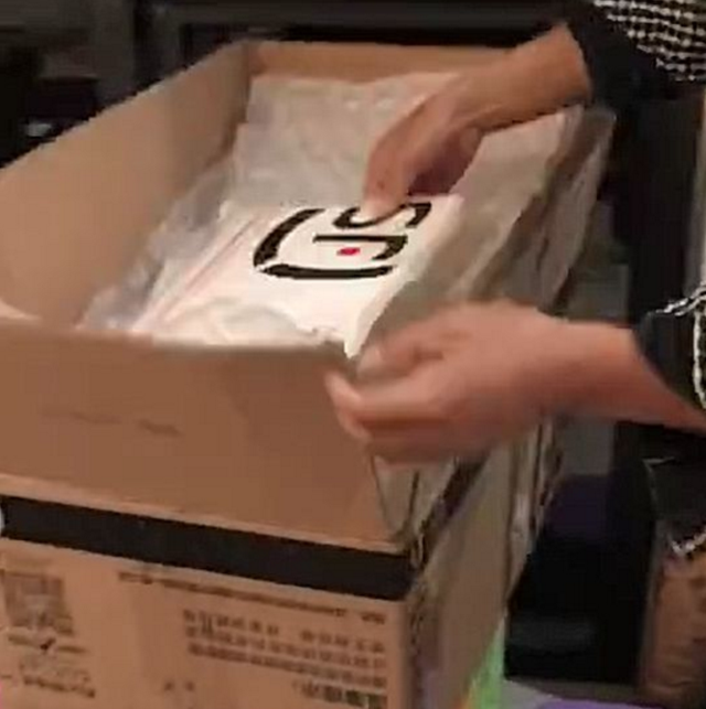 福州男子收到巨型快遞箱 打開后哭笑不得