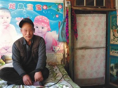 張雨來是交通事故中的傷者。車禍后，他的腿瘸了，頭一直疼。新京報記者 李興麗 攝