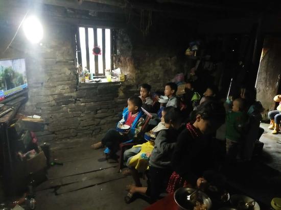 學生們在吳藝偉家看電視。受訪者供圖