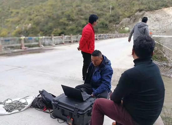 監(jiān)測(cè)人員在工作現(xiàn)場(chǎng)，他們連續(xù)3個(gè)晝夜未休息。昌都市水文局圖