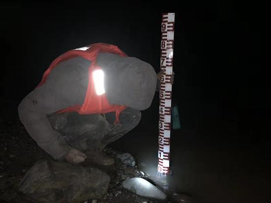 監(jiān)測(cè)員在夜里安裝水尺。昌都市水文局圖