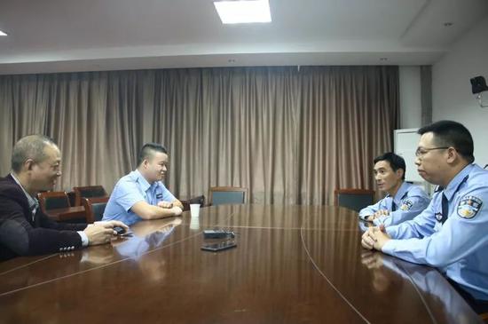 △民警約談了陳毅群及其所在公司的負責人