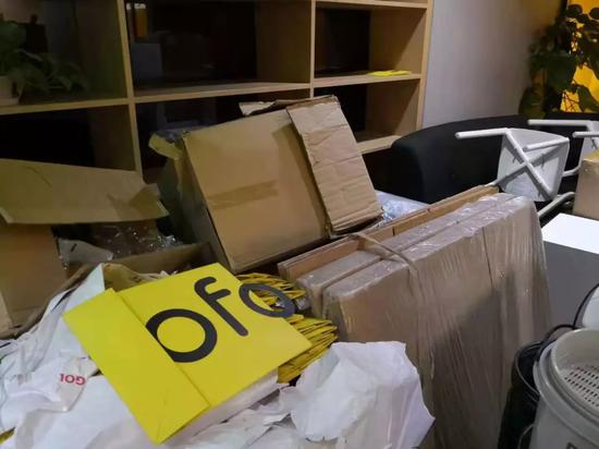 記者等待觀察半個多小時發現，小黃車員工陸續前來上班，但多數辦公位仍然閑置。