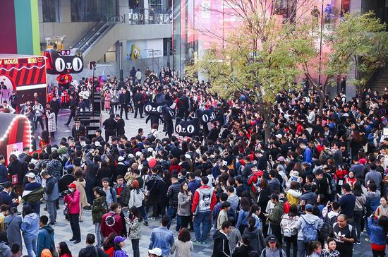 天貓雙11商圈“紅包雨”，商場(chǎng)被消費(fèi)者包圍了。