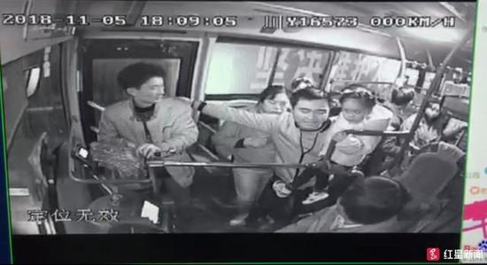 ↑公交車視頻截圖