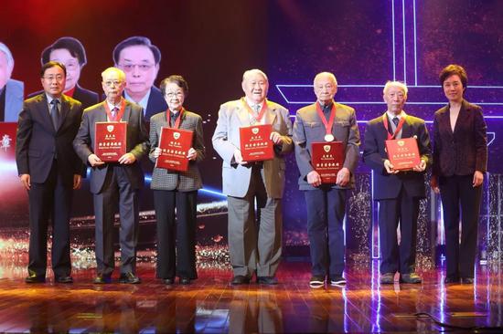 ▲校黨委書記焦揚和常務副校長桂永浩為徐智章、吳肇光、秦萬章、楊英珍、姜立本等先前被授予終身榮譽的教授頒發紀念證書