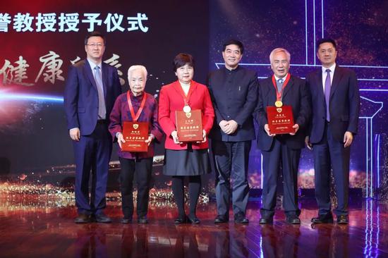 ▲附屬中山醫院院長樊嘉和黨委書記汪昕為九位專家教授頒發終身榮譽教授證書