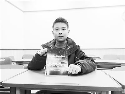 ▲劉崢巖展示自己寫(xiě)作的小說(shuō)