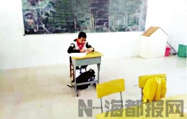 小周被安排坐在教室最后，與其他同學隔了至少一排座位。 家長供圖 &nbsp;來自海都報網
