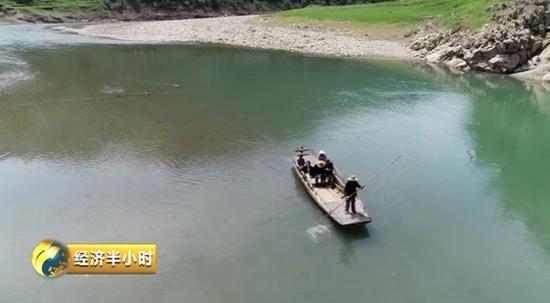  萬其珍義務(wù)擺渡送兩岸的村民