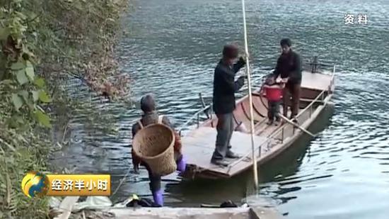 萬其珍接村民渡河