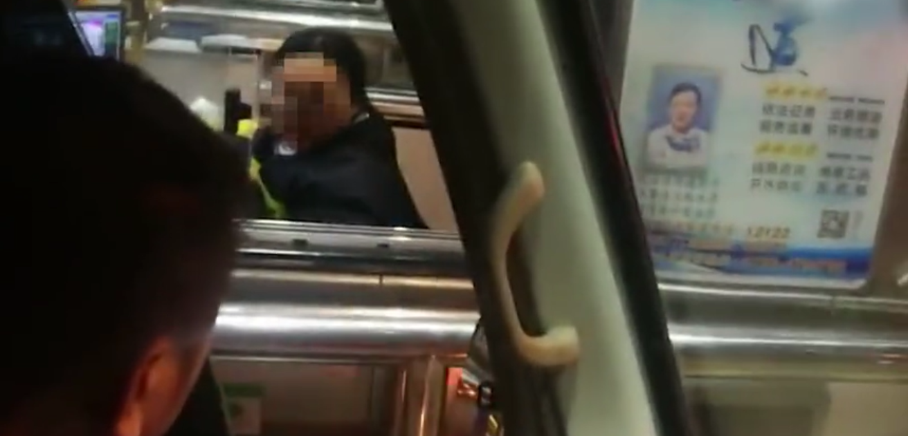  收費(fèi)站工作人員與消防車司機(jī)交談。來源：視頻截圖