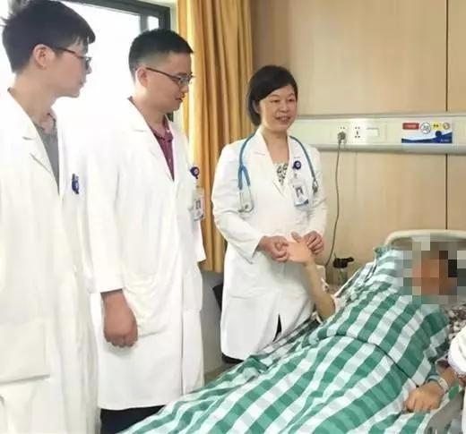 潘紅英在查房