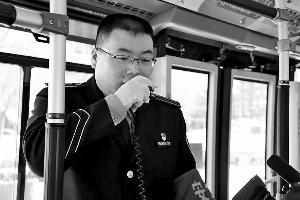 ▲張鵲鳴說，他剛工作那會(huì)兒，這份工作還叫做售票員，現(xiàn)在已經(jīng)改叫乘務(wù)員了。他覺得名稱的改變意味著工作不再是賣票這么單一，乘務(wù)員的稱謂意味著他必須要全心全意為乘客提供全方位的服務(wù)。