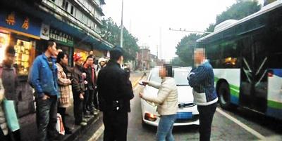 兩司機(jī)停車爭吵，嚴(yán)重影響了正常交通。