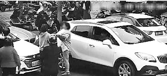 中圖：李某某和周女士發(fā)生爭吵。