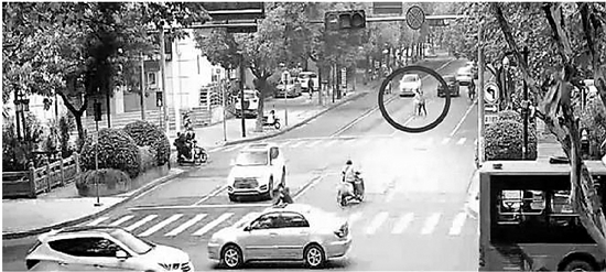 上圖：李某某和母親橫穿馬路。