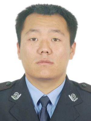 王強剛當警察時拍的證件照